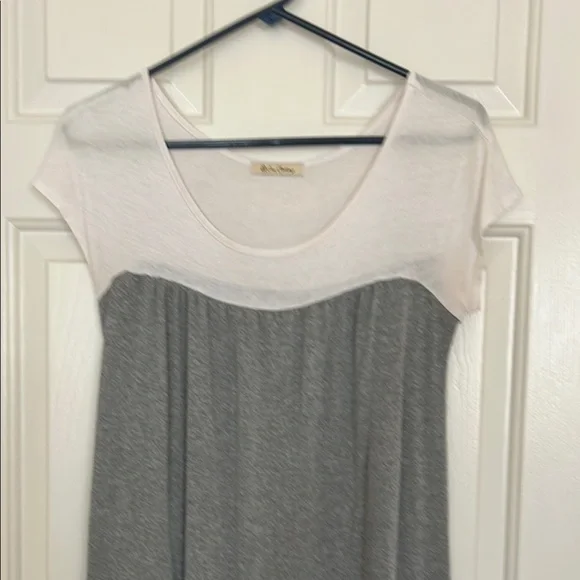 One Clothing Cream and Gray Fitted Tunic Cap Sleeve Top - Picture 2 of 8